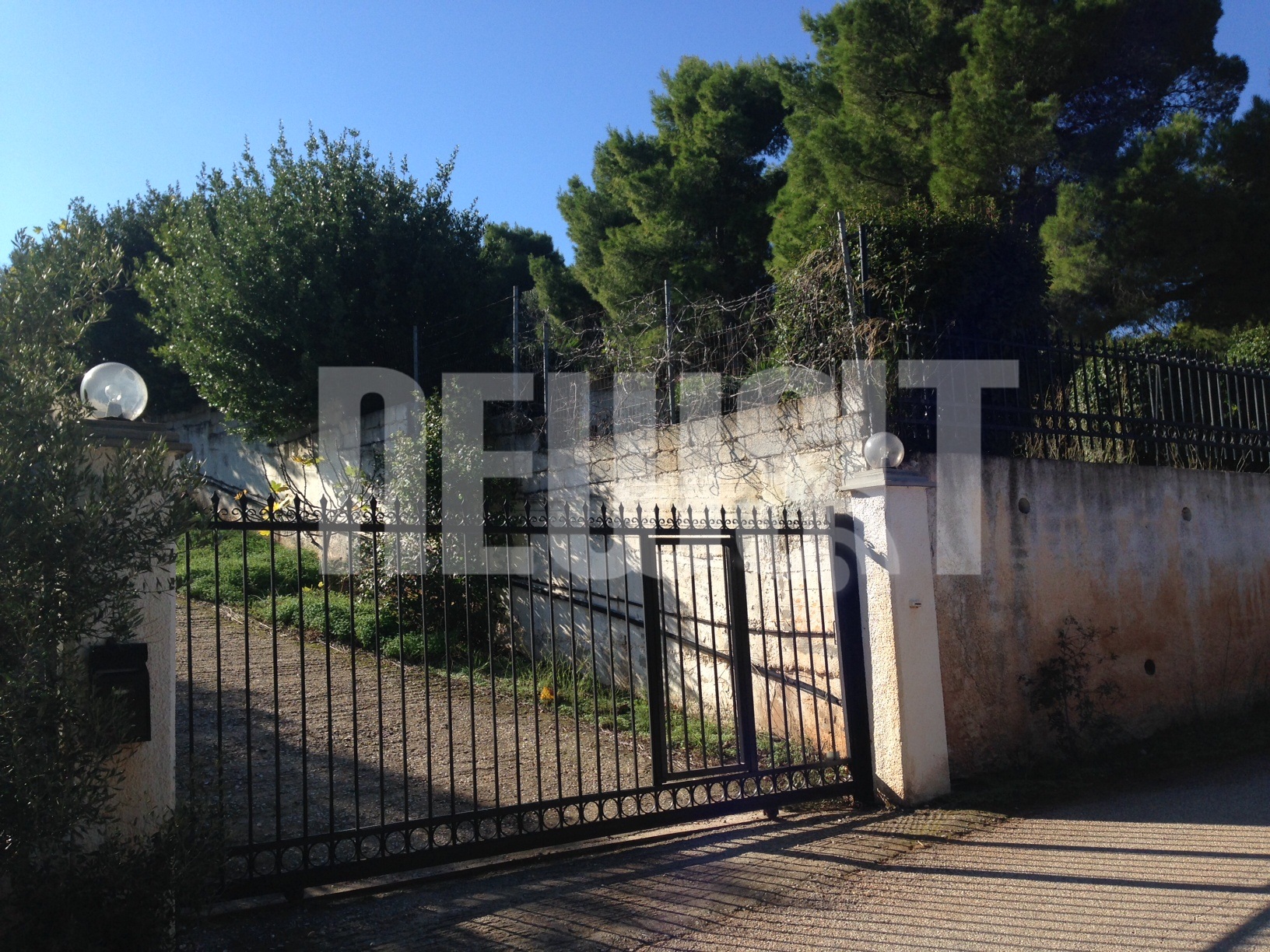 Το σπίτι του βουλευτή Γερμενή στη Ραφήνα που ερευνάται από την Αντιτρομοκρατική - ΦΩΤΟ NEWSIT