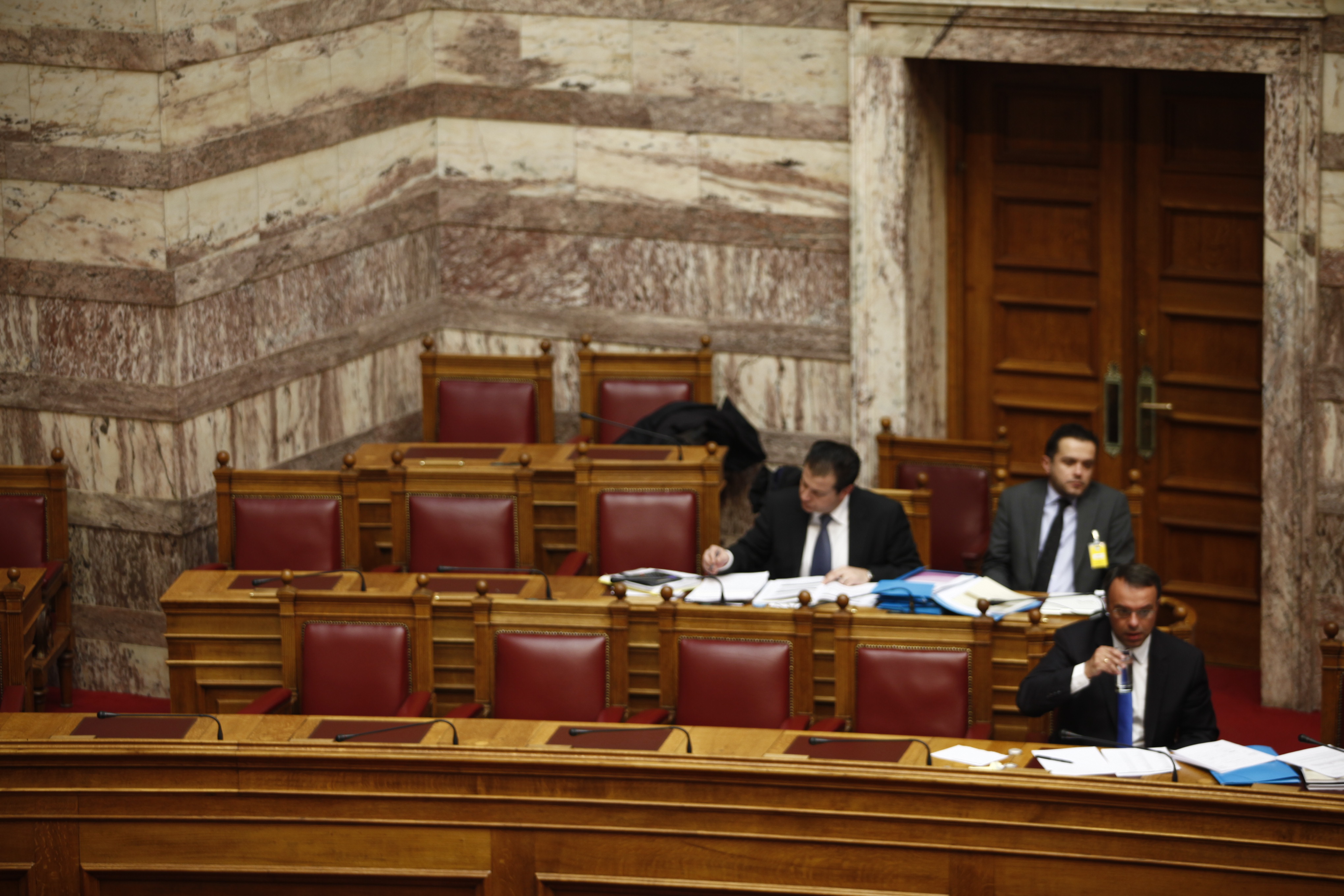 Μόνος και ο Χρήστος Σταϊκούρας στα κυβερνητικά έδρανα - Νωρίτερα ήταν εκεί και ο Κυριάκος Μητσοτάκης - ΦΩΤΟΓΡΑΦΙΑ EUROKINISSI