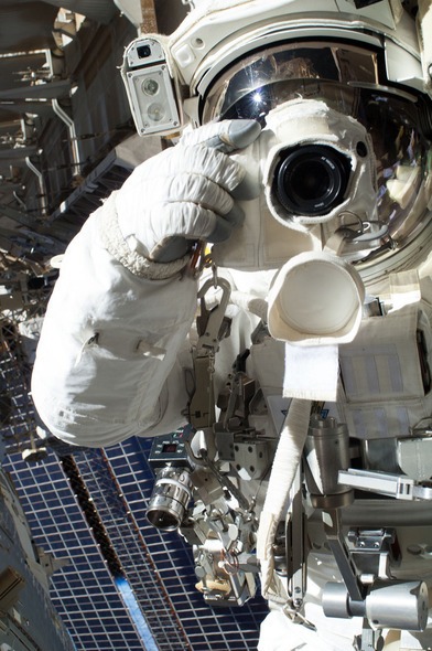 Ο αστροναύτης Chris Cassidy φωτογραφίζει τον εαυτό του με... τη στολή εργασίας