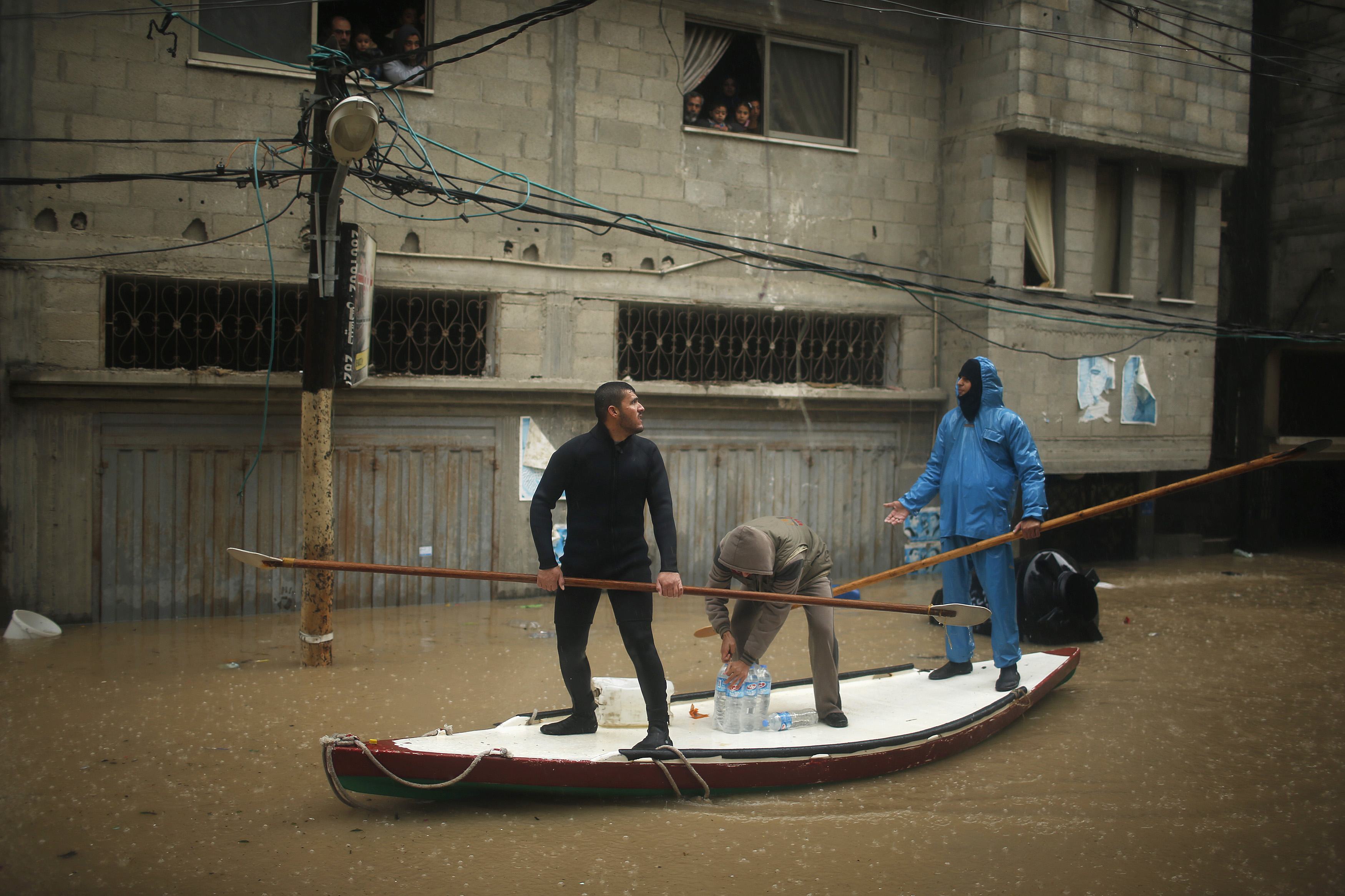 Με βάρκα στοςυ δρόμους της Γάζας - ΦΩΤΟ REUTERS