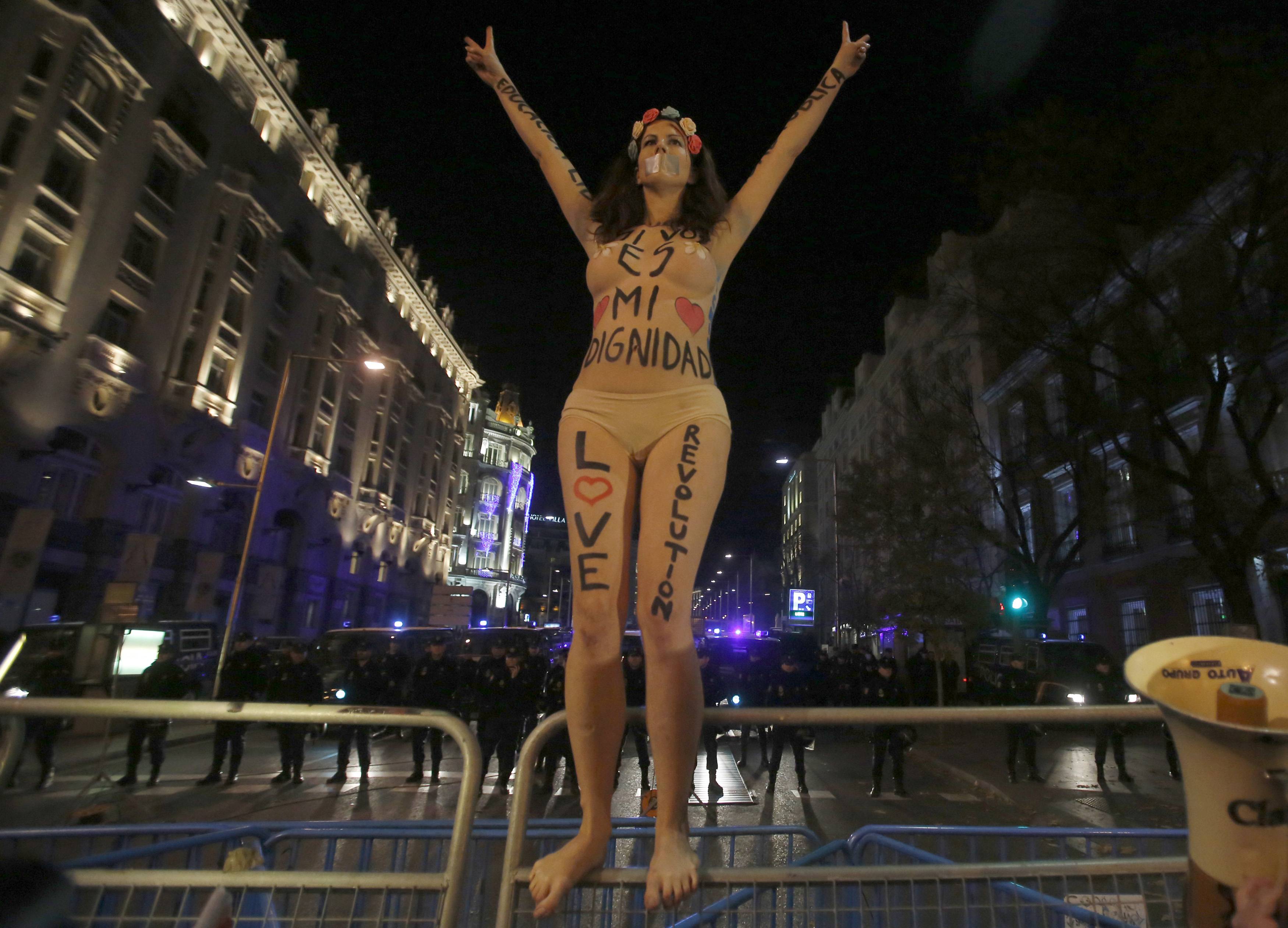 Μία γυναίκα διαδηλώνει ημίγυμνη - ΦΩΤΟ REUTERS