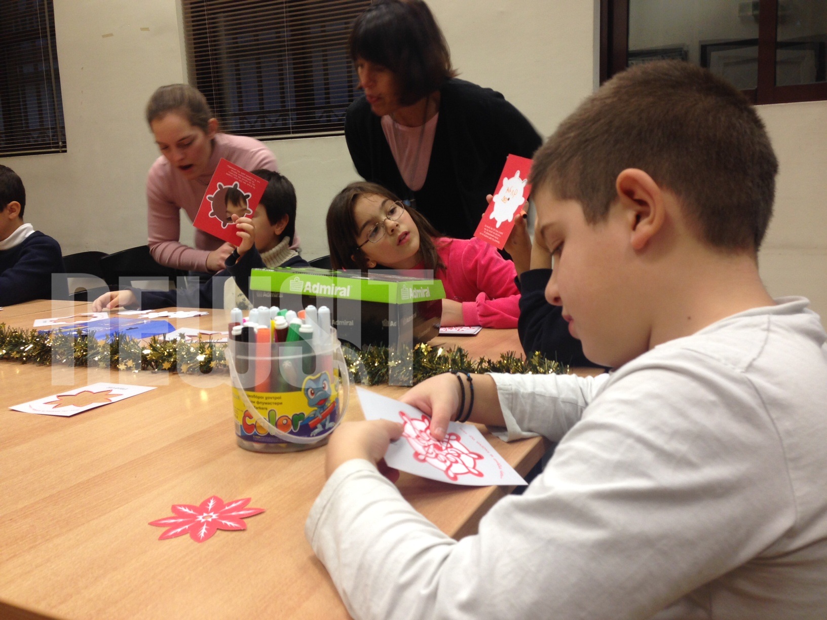 Τα παιδιά φτιάχνουν τις δικές τους κάρτες με ευχές - ΦΩΤΟ NEWSIT 