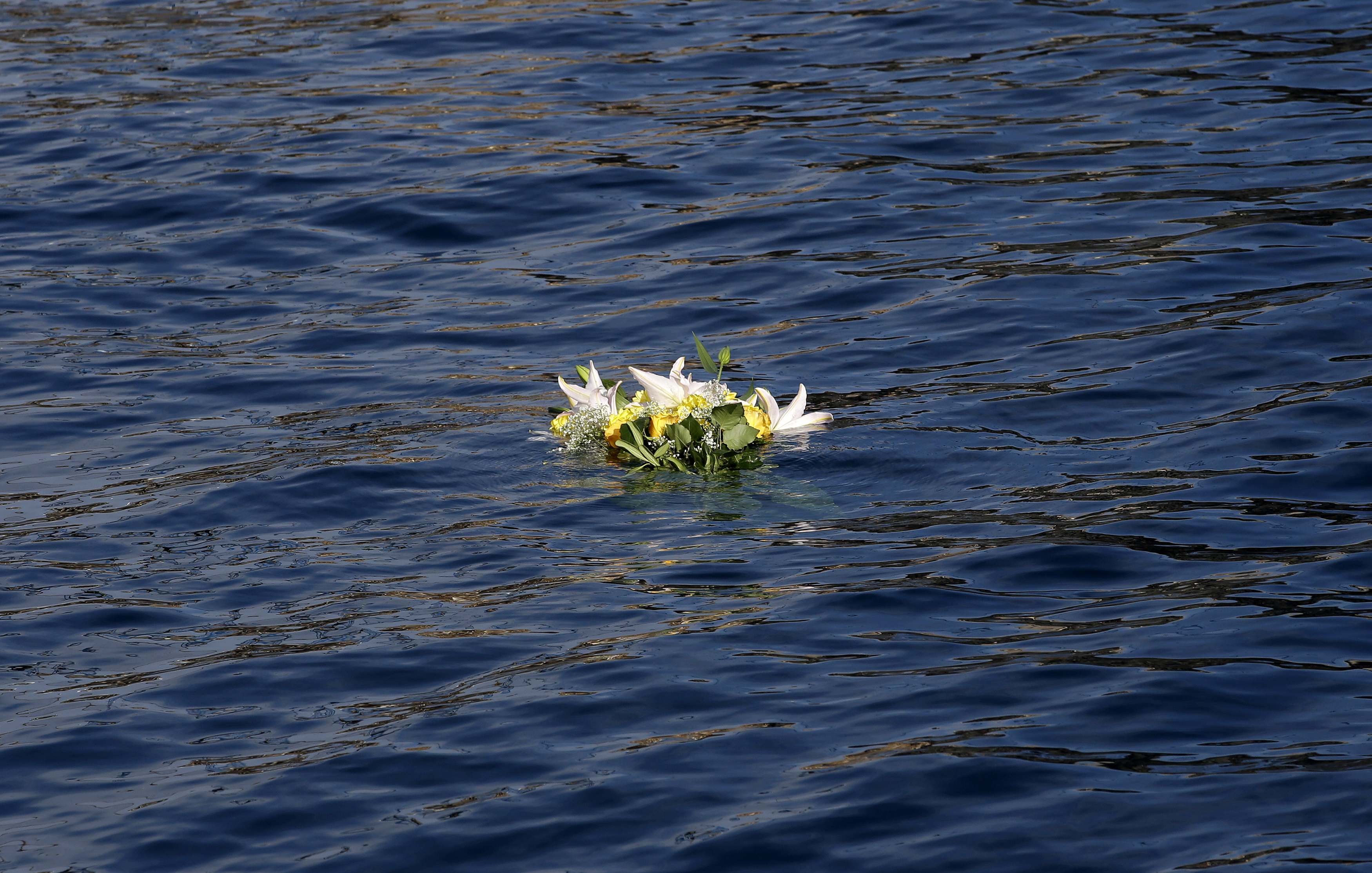 Λουλούδια στη θάλασσα του νησιού Τζίλιο, στη μνήμη των θυμάτων
