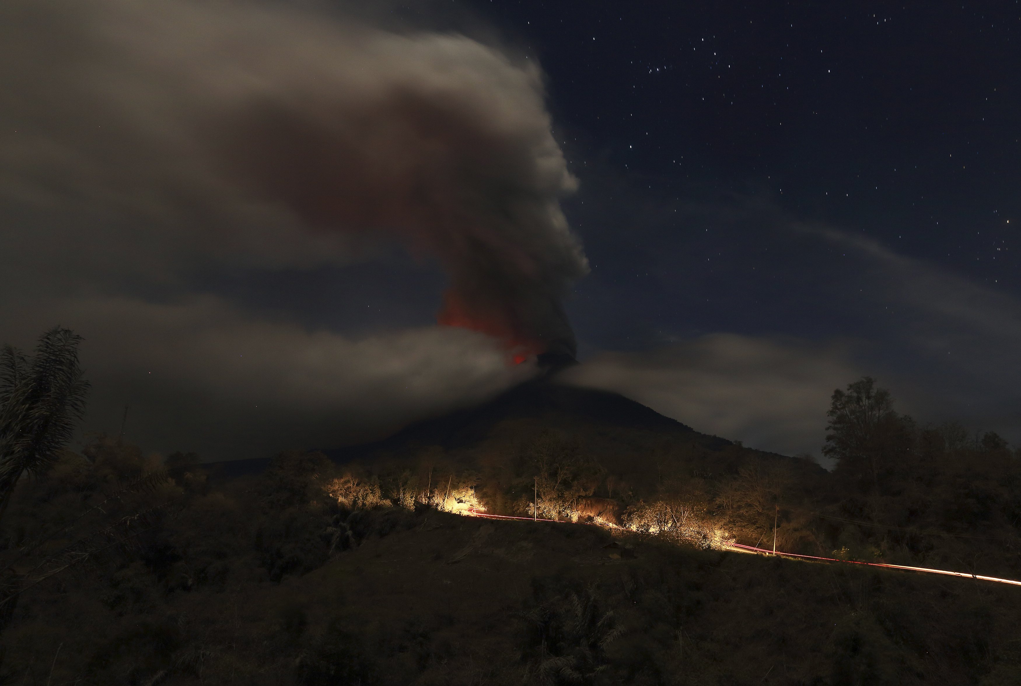 Φωτογραφία του REUTERS από έκρηξη του ηφαιστείου στις 20 Ιανουαρίου