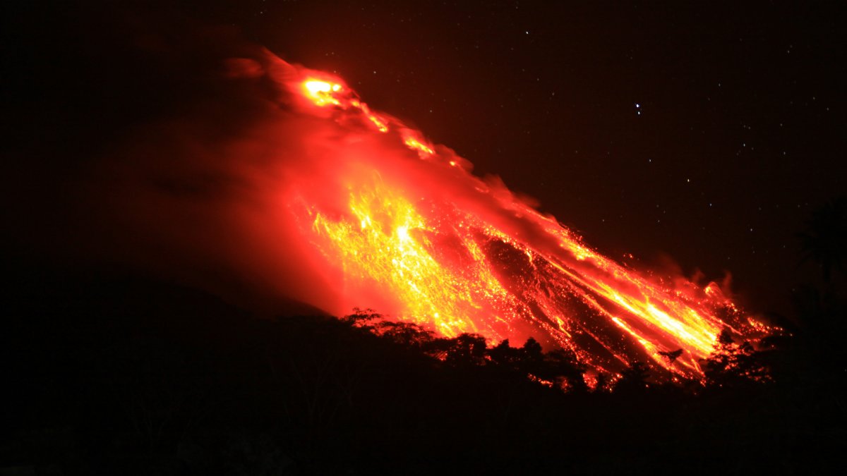 Πάλι στην Ινδονησία, η οποία έχει πολλά ηφαίστεια και όλα τους θυμωμένα....