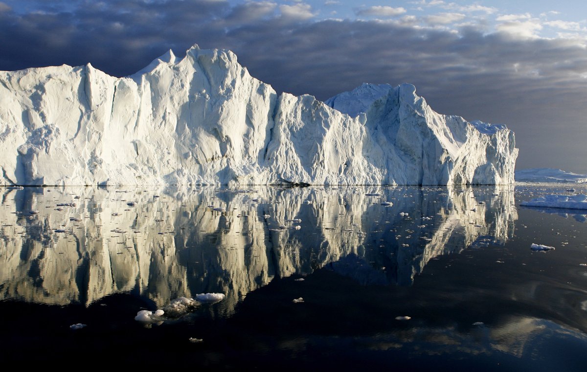 Παγόβουνα καθρεφτίζονται στην θάλασσα στην Γροιλανδία