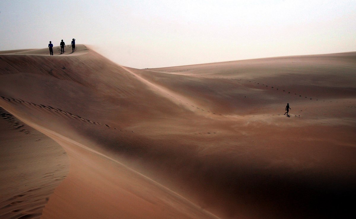 Τουρίστες κάνουν βόλτα στην έρημο της Μαυριτανίας