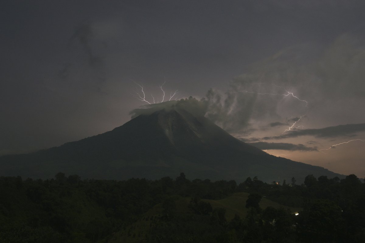 Ινδονησία: Το βουνό - ηφαίστειο Σιναμπούνγκ βγάζει από τα σωθικά του στάχτη και λάβα