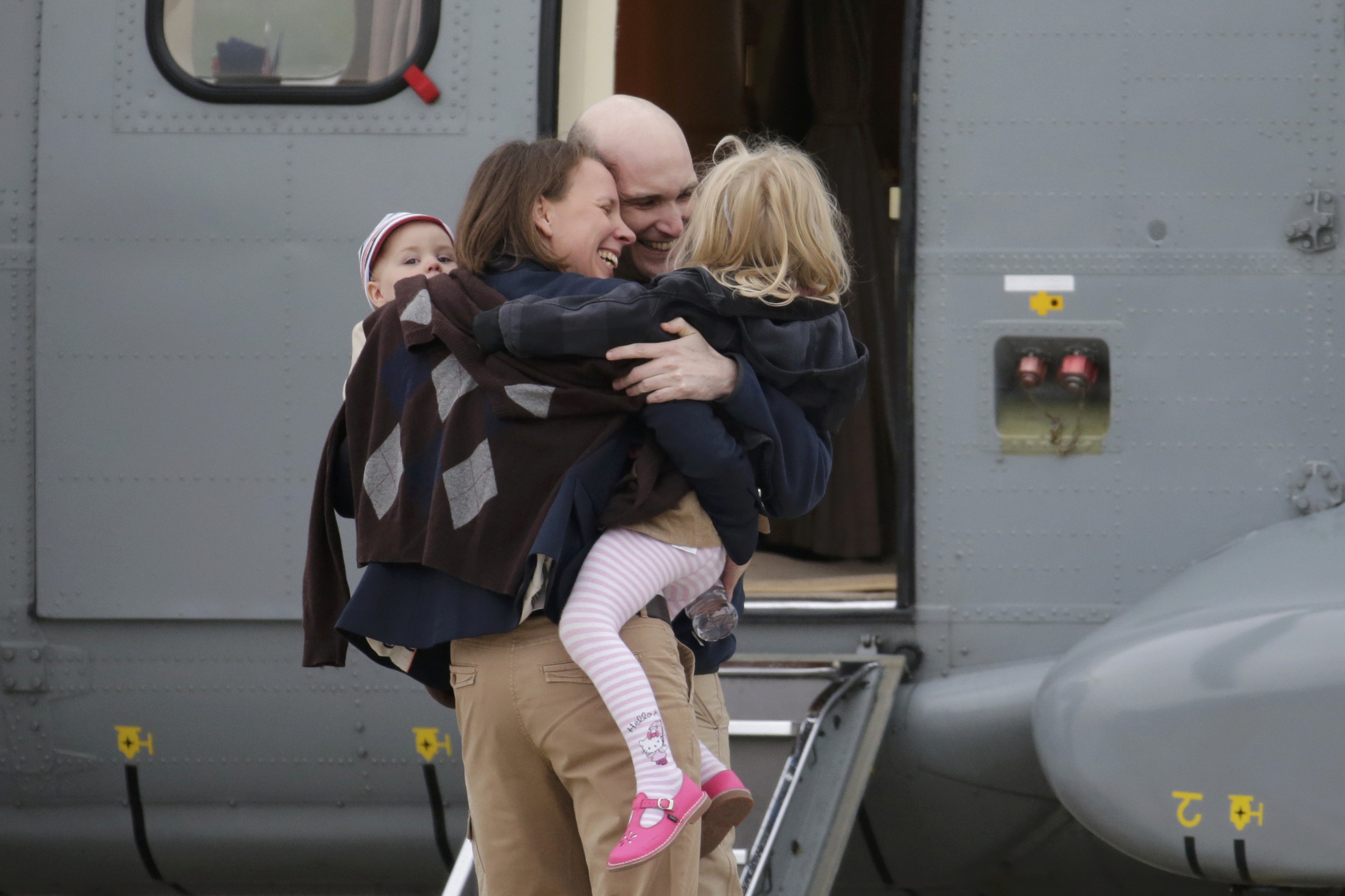 Φωτό - Reuters - Οι όμηροι ξανά με τις οικογένειές τους