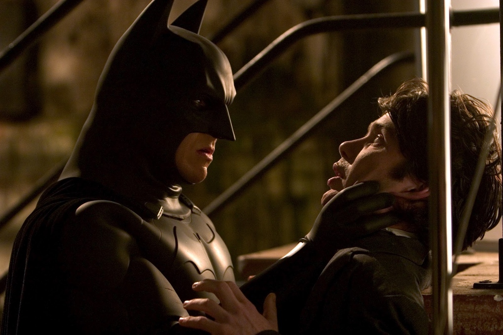 Ο Christopher Nolan έκανε επανεκκίνηση στον Batman το 2005 με το 'Batman Begins.' Ολόκληρη πανοπλία φορούσε ο Bruce Wayne 