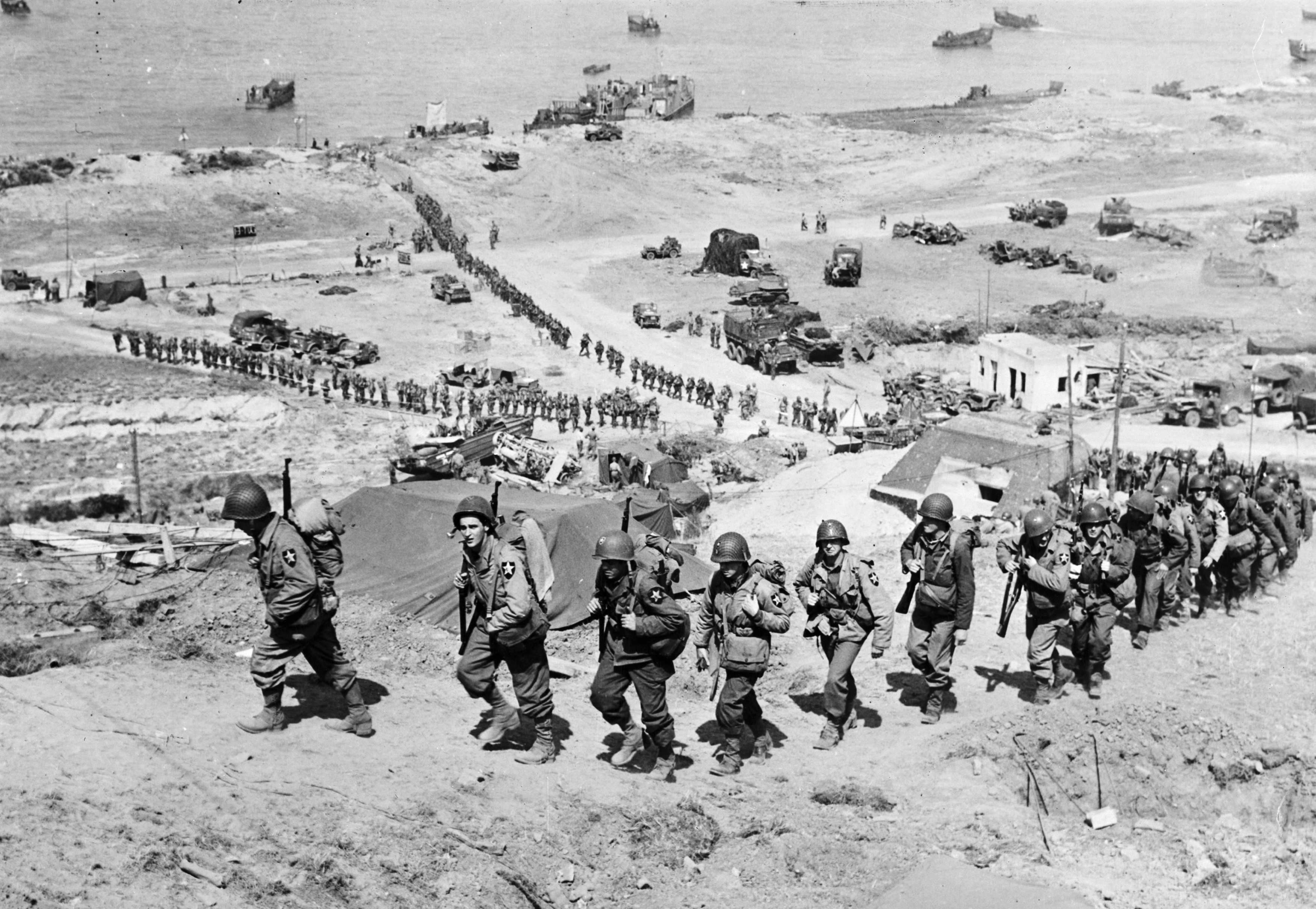 Αμερικανικά στρατεύματα ανεβαίνουν σε ένα λόφο, λίγο μακριά από την παραλία Ομαχα