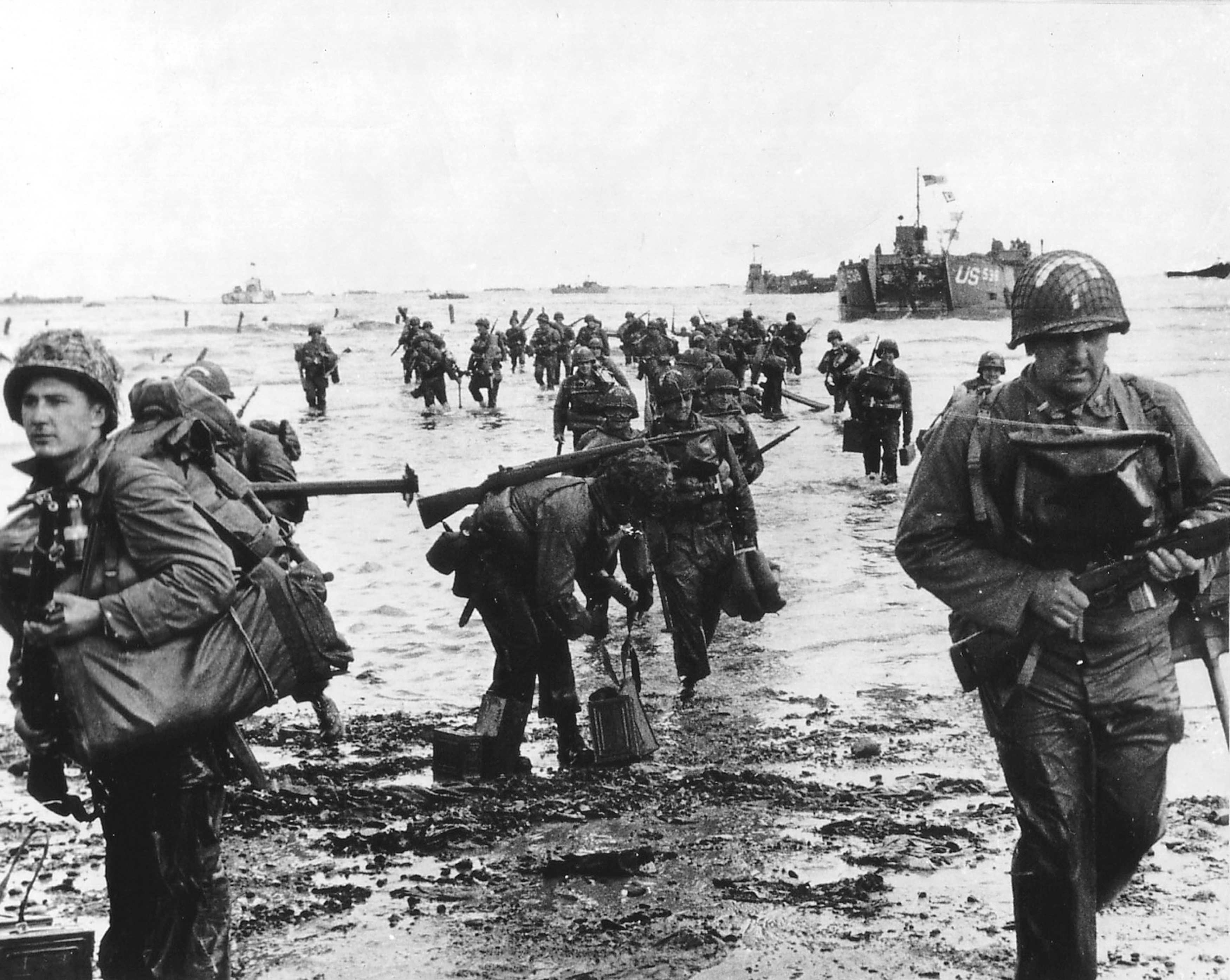 Αμερικανοί στρατιώτες αποβιβάζονται στην παραλία Ομαχα