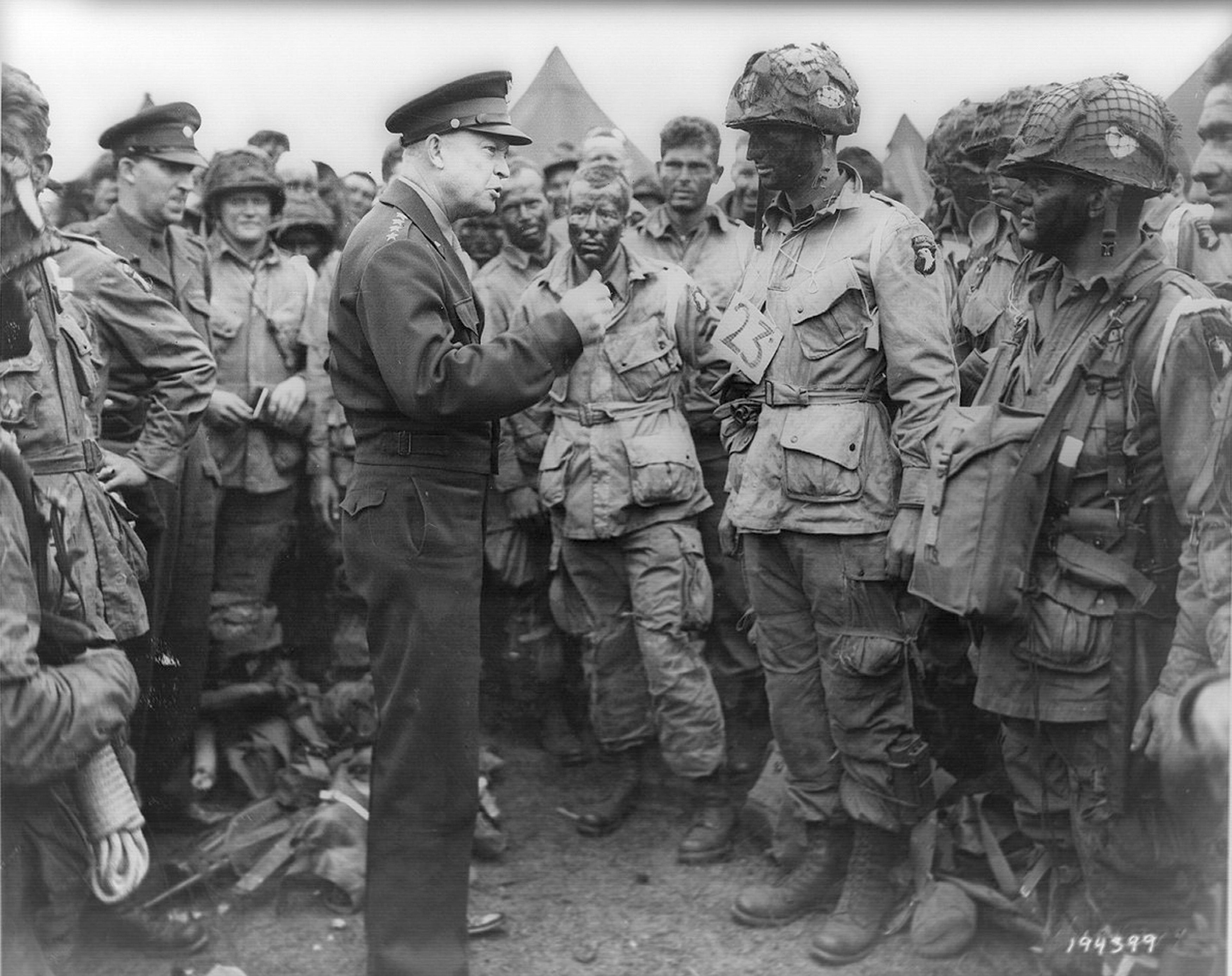 Ο στρατηγός Αϊζενχάουερ μιλά με αμερικανούς στρατιώτες στις 5 Ιουνίου, μια μέρα πριν την απόβαση