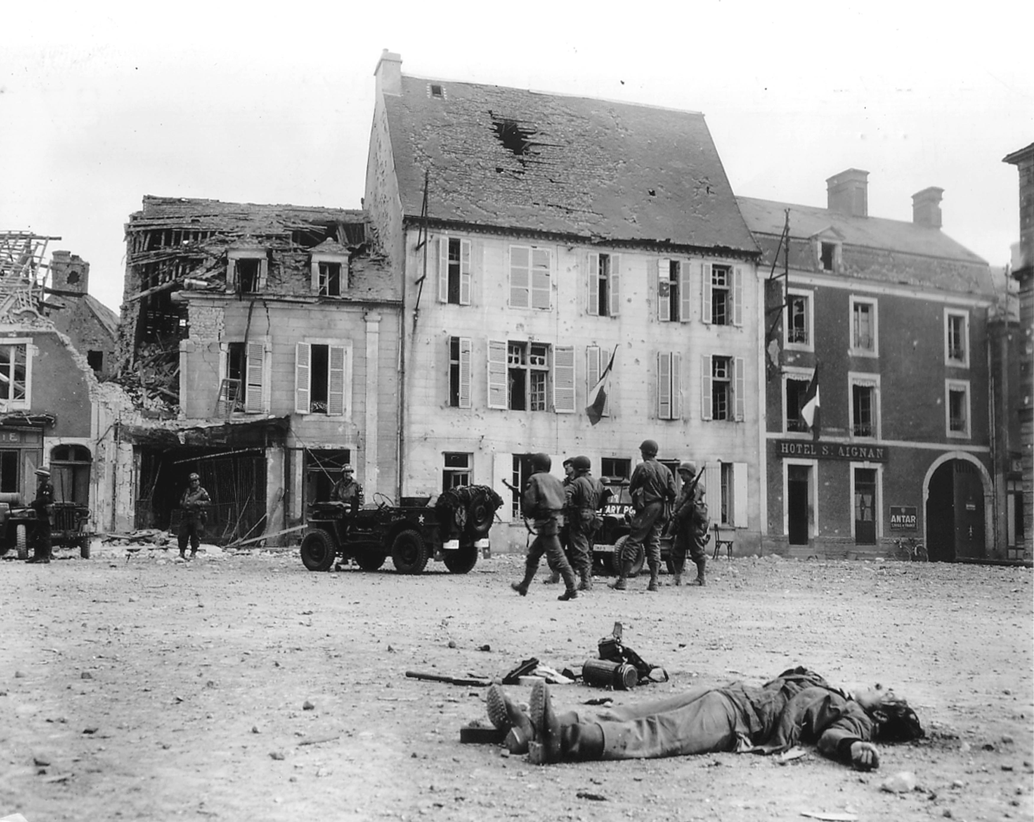 Το πτώμα ενός Γερμανού στρατιώτη στην πλατεία Ντι Μαρς