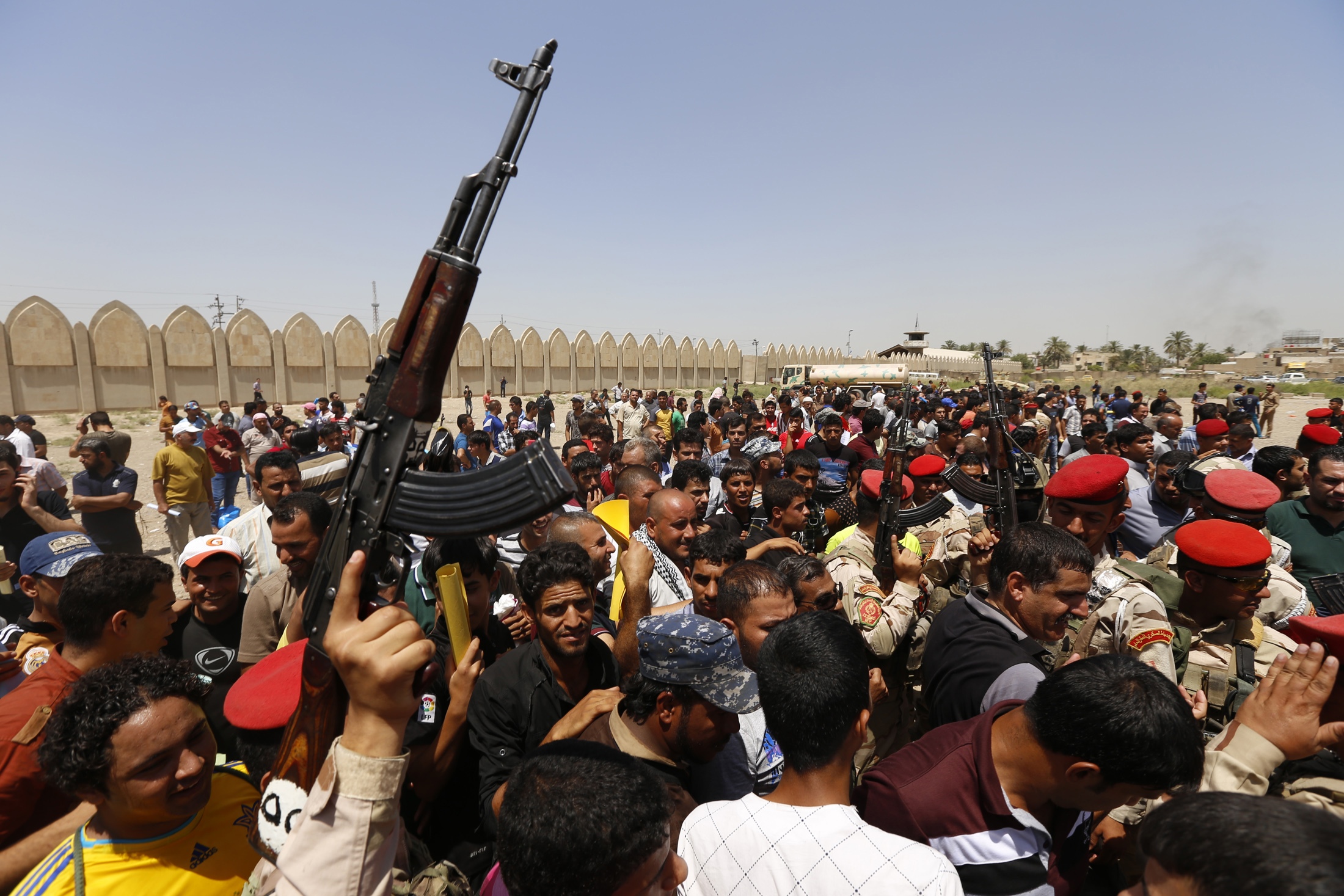 Φωτό - Reuters - Στα όπλα οι εθελοντές, στο πλευρό του ιρακινού στρατού