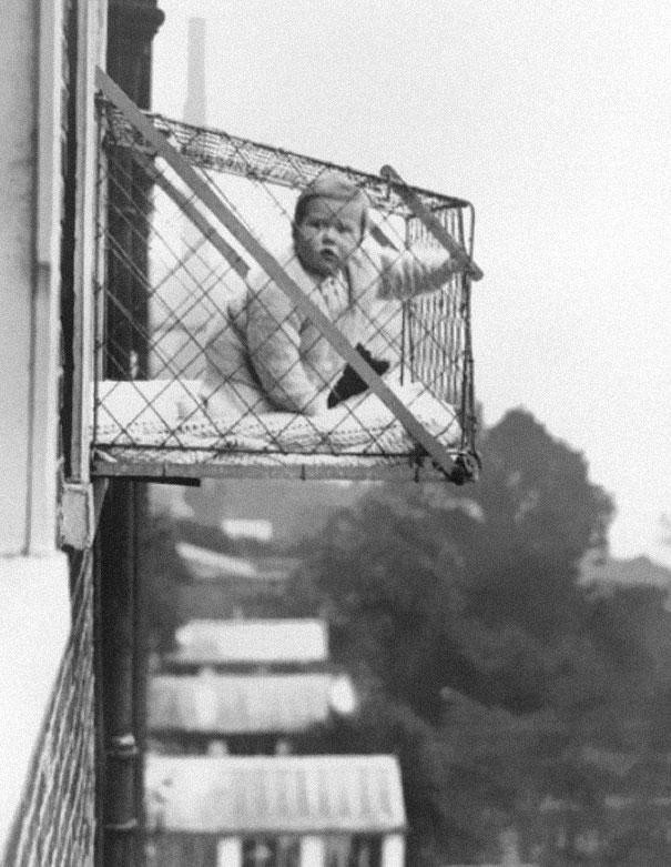 Ειδικά κλουβιά για μωρά την δεκαετία του '30! Για να λιάζονται!