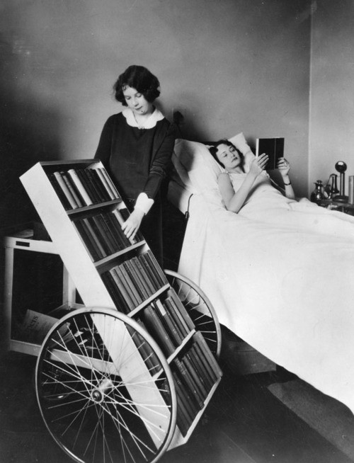 Το 1928 ο δήμος του Λος Αντζελες εκπόνησε πρόγραμμα κινητής βιβλιοθήκης για τους άρρωστους