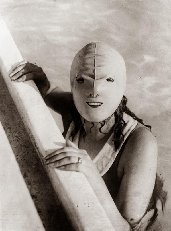 Εφιάλτης στην πισίνα! Full face σκουφάκι για να μην καίγονται οι κυρίες από τον ήλιο το 1925...