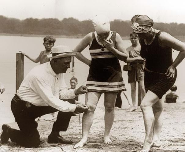 Εκεί γύρω στα 1920 ειδικοί υπάλληλοι μετρούσαν το μήκος του μαγιό και αν έβγαινε πιο κοντό, μπάνιο στη θαλασσα δεν είχε!