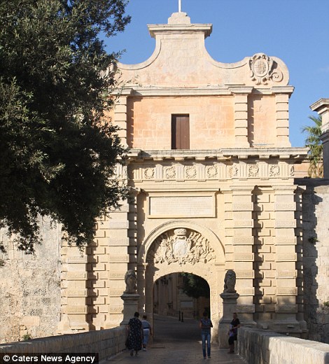 ... είναι η πύλη Mdina στη Μάλτα