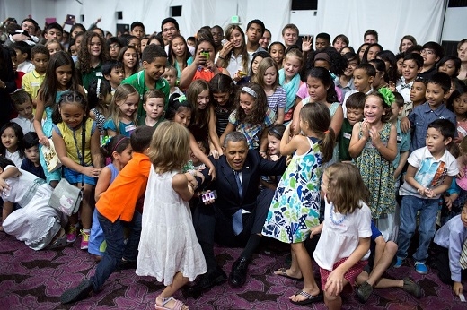 Ο πρόεδρος και τα παιδιά Αμερικανών διπλωματών στις Φιλιππίνες - Απρίλιος 2014