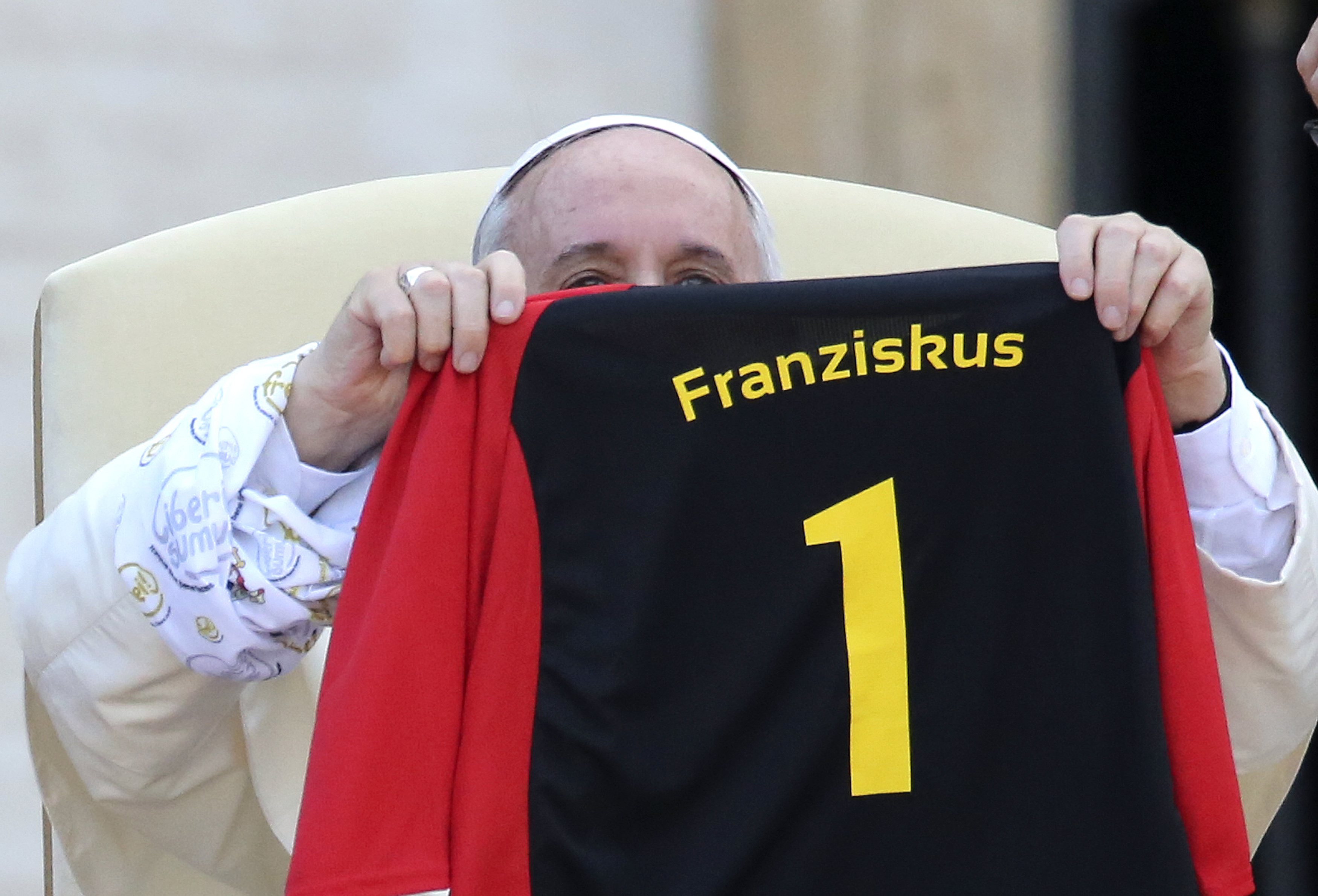 Στον Πάπα Φραγκίσκο έκαναν δώρο και μια φανέλα με τα χρώματα της Εθνικής Γερμανίας και το όνομά του ΦΩΤΟ REUTERS