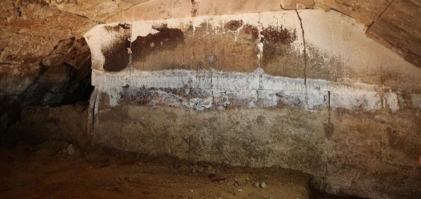 Ο τοίχος που βρίσκεται 6 μέτρα πίσω από την είσοδο του αρχαίου τάφου