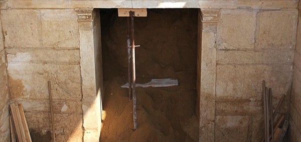 Το κάτω μέρος της εισόδου του τάφου