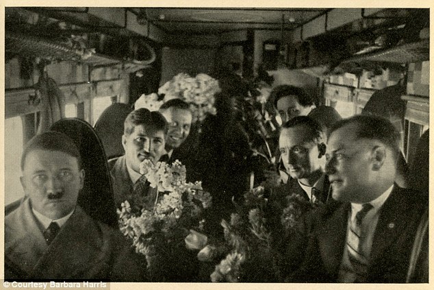 Ο Χίτλερ γιορτάζει τα γενέθλιά του το 1932 μέσα σε ένα αεροπλάνο