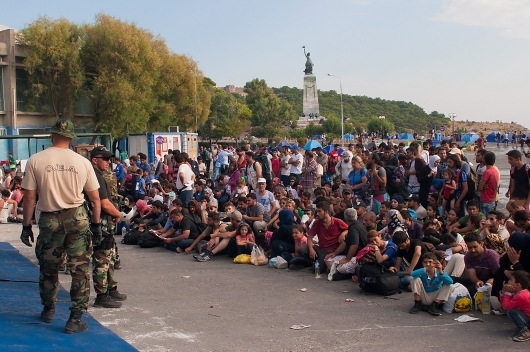 Πρόσφυγες έτοιμοι να αναχωρήσουν από το λιμάνι του νησιού - ΦΩΤΟ EUROKINISSI