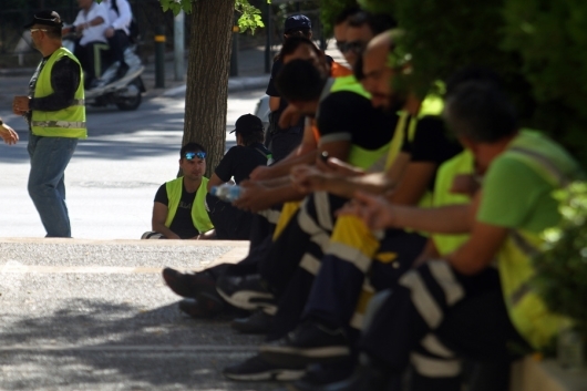 Εργαζόμενοι έξω από το Υπουργείο - ΦΩΤΟ ΑΠΕ - ΜΠΕ