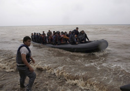 Οι βάρκες δε σταματούν να φτάνουν στο νησί παρά την κακοκαιρία- ΦΩΤΟ REUTERS