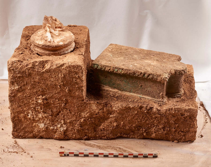 μικρό λίθινο βαθμιδωτό βάθρο που βρέθηκε στον αρχαιολογικό χώρο της Απτέρας - ΦΩΤΟ ΑΠΕ-ΜΠΕ