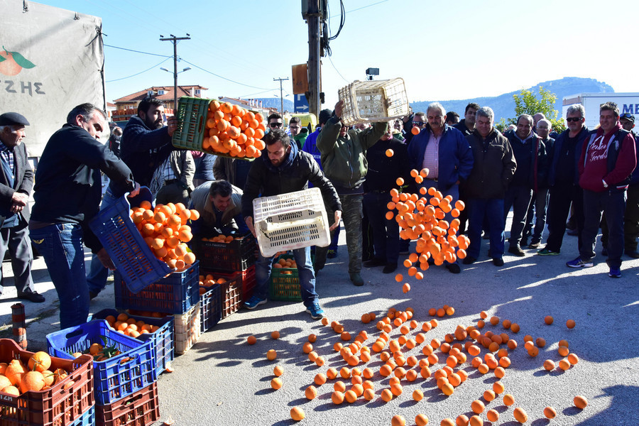 Αγρότες στην Αργολίδα πετούν πορτοκάλια - ΦΩΤΟ ΑΠΕ-ΜΠΕ