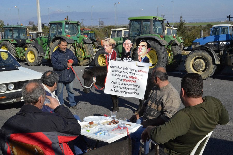 Αγρότες σατιρίζουν πολιτικά πρόσωπα στο μπλόκο της Νίκαιας - ΦΩΤΟ ΑΠΕ-ΜΠΕ