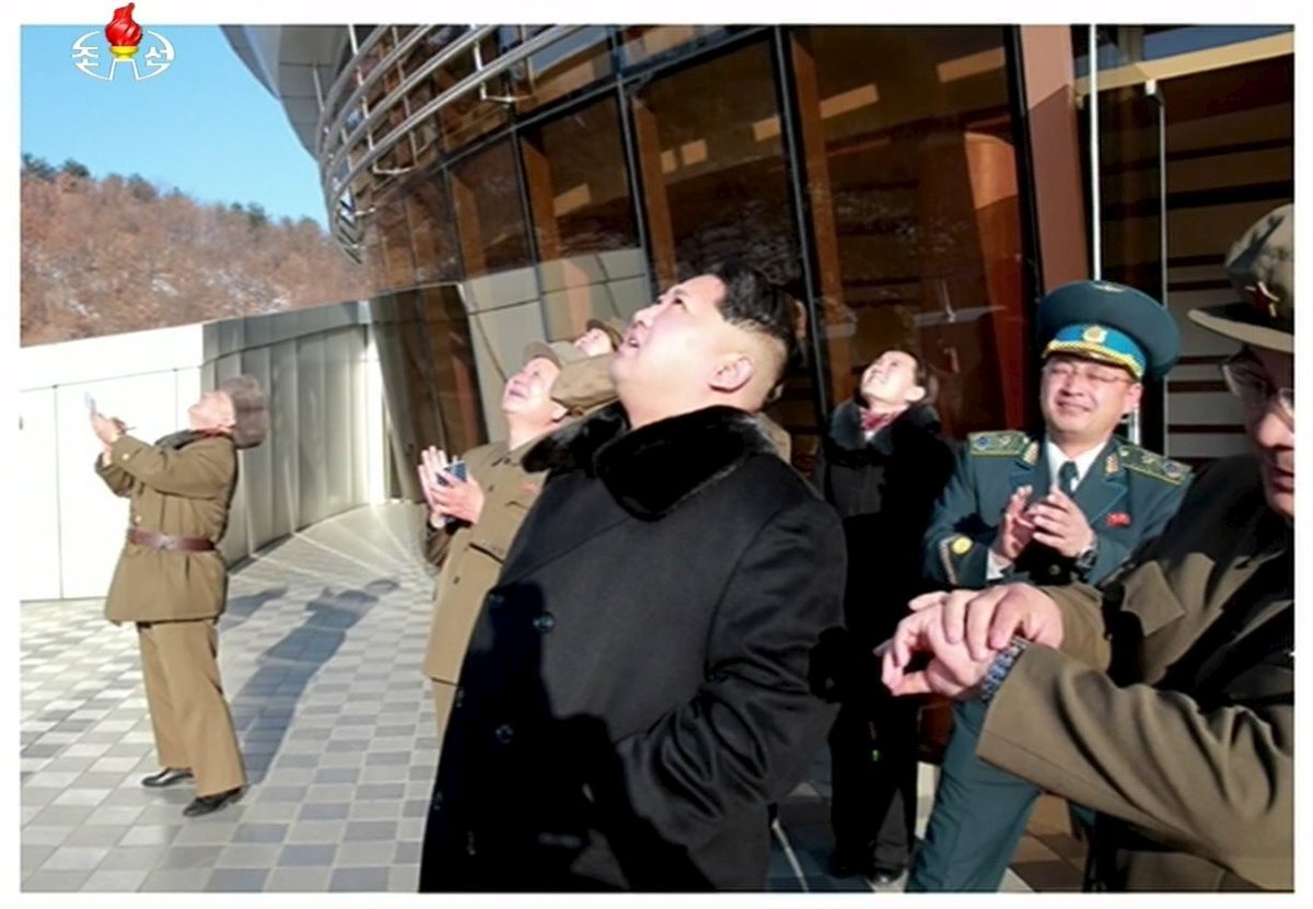 Περιτριγυρισμένος από τους... ακόλουθούς του ο ηγέτης της Βόρεια Κορέας