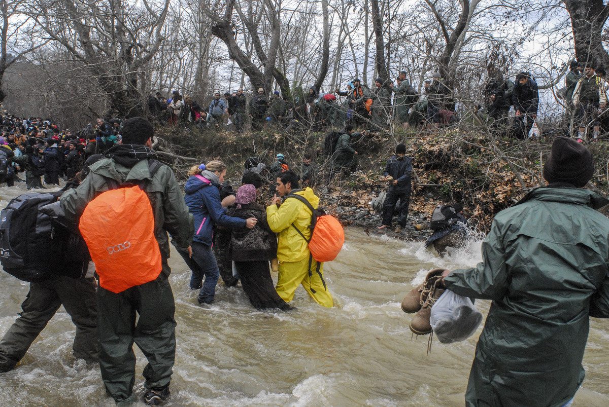 Όταν οι πρόσφυγες από την Ειδομένη περνούσαν τον χείμαρρο για να φτάσουν στα σύνορα με τα Σκόπια - ΦΩΤΟ EUROKINISSI