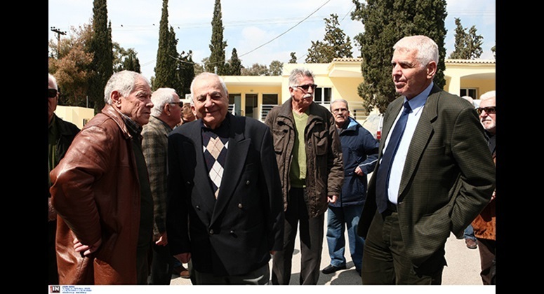 Νίκος Σταθόπουλος, Αντώνης Παραγιός και Νίκος Πανταζής στην κηδεία του Γιάννη Κανάκη