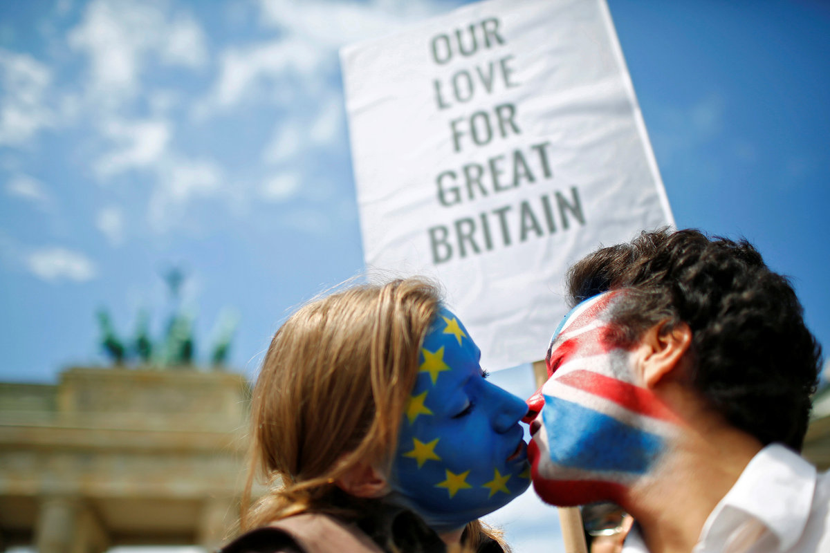 Γερμανοί ακτιβιστές διαδηλώνουν υπέρ της παραμονής της Μεγάλης Βρετανίας στην ΕΕ