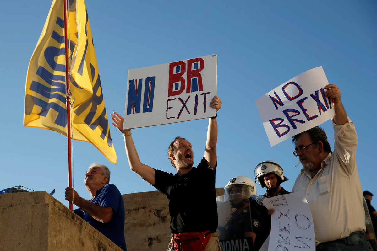 Έλληνες διαδηλωτές στην συγκέντρωση των "Παραιτηθείτε" καλούν την Μεγάλη Βρετανία να ψηφίσει την παραμονή της στην ΕΕ