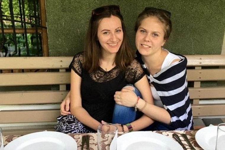 H Polina με τη Victoria (δεξιά)