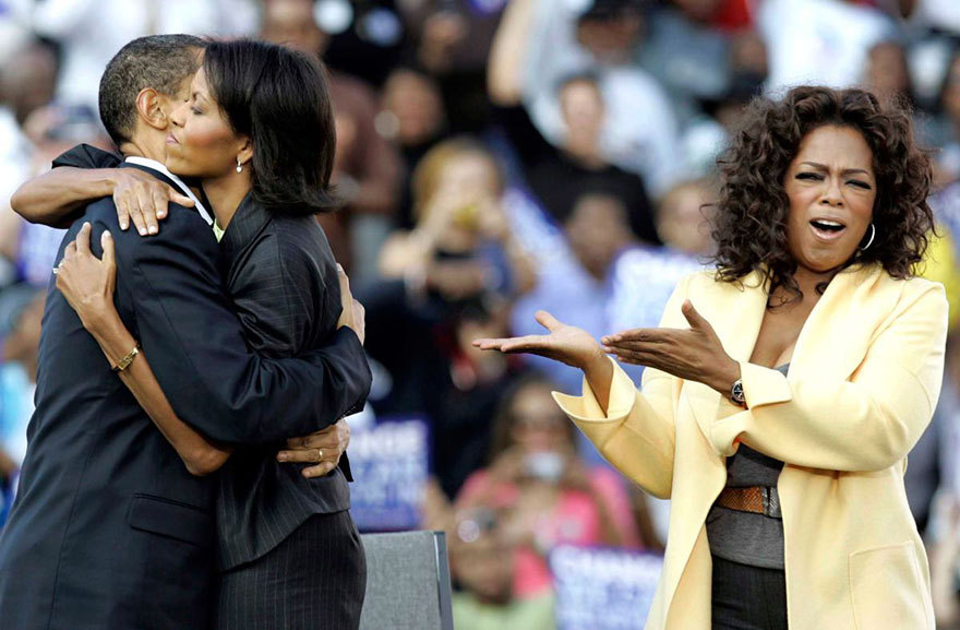 9 Δεκεμβρίου, 2008 - Το ζεύγος Ομπάμα, αγκαλιά, υπό το βλέμμα της Oprah Winfrey που στήριζε την εκστρατεία τους / Φωτογραφία: Mary Ann Chastain