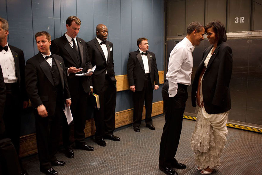 20 Ιανουαρίου του 2009 - Κατά την διάρκεια μιας επίσημης εκδήλωσης στην Washington, ο Πρόεδρος των ΗΠΑ και η Πρώτη Κυρία έγιναν για μια στιγμή ο Μπαράκ κι η Μισέλ / Φωτογραφία: Pete Souza