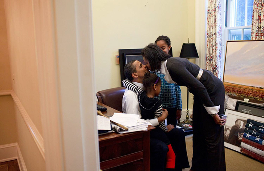 2 Φεβρουαρίου, 2009 - Ανάμεσα στα καθήκοντά του στο Οβάλ Γραφείο, ο Μπαράκ Ομπάμα βρίσκει λίγο χρόνιο για να πάρει αγκαλιά τα παιδιά του και να φιλήσει τη σύζυγό του / Φωτογραφία: Pete Souza