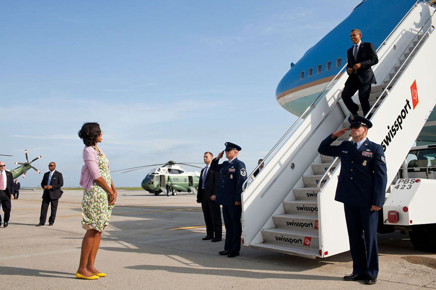 Η Μισέλ Ομπάμα υποδέχεται τον αμερικανό Πρόεδρο στο αεροδρόμιο JFK της Νέας Υόρκης, στις 14 Ιουνίου του 2012 / Φωτογραφία: Pete Souza
