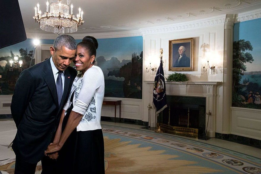 Στον Λευκό Οίκο και πάλι, κατά τη διάρκεια γυρίσματος για ένα βίντεο, με τη Μισέλ Ομπάμα να... θέλει αγκαλιά! Φωτογραφία: Pete Souza