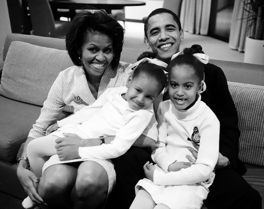 Με τις κόρες τους, Μάλια και Σάσα, περιμένοντας τα αποτελέσματα για την εκλογή του στη Γερουσία, το 2004 / Φωτογραφία: Courtesy of Obama for America