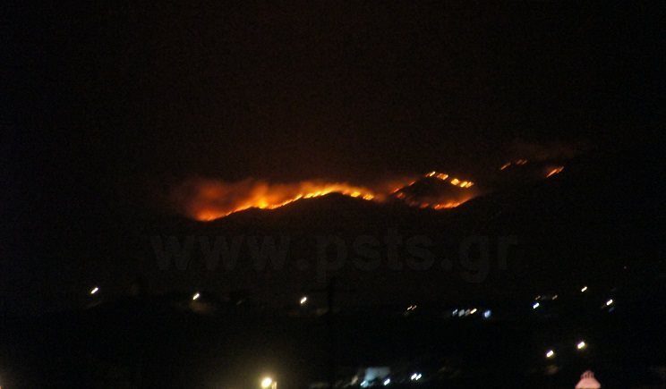 Όπως φαινόταν η φωτιά χθες βράδυ από την Πάρο - ΦΩΤΟ parianostypos