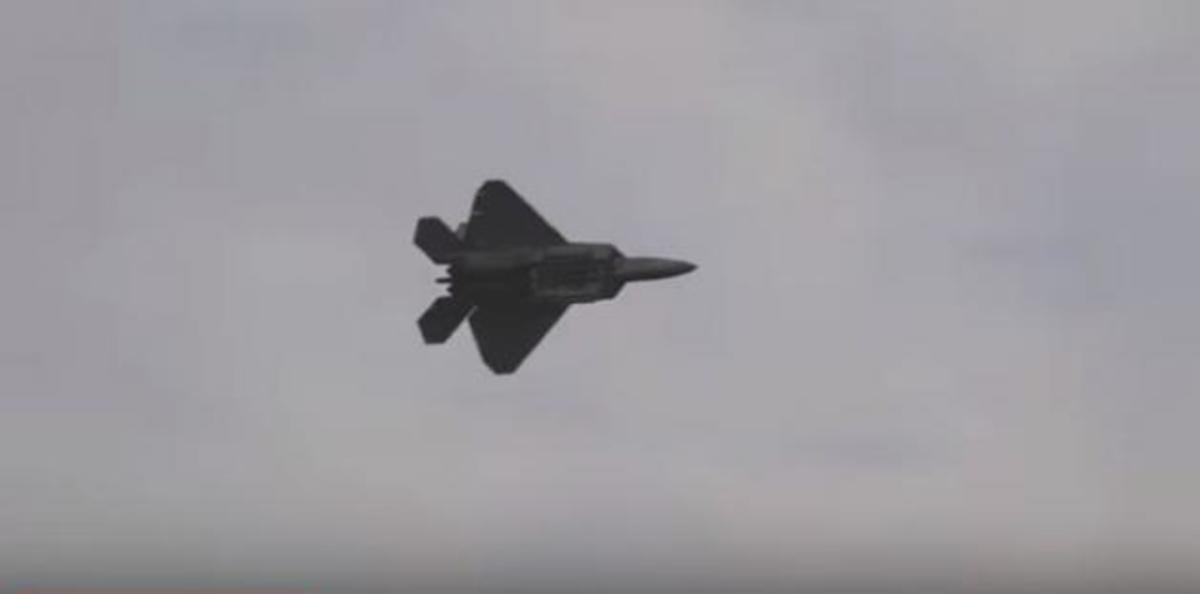 F- 22: Δύο μοναδικά βίντεο για ένα σπουδαίο μαχητικό!