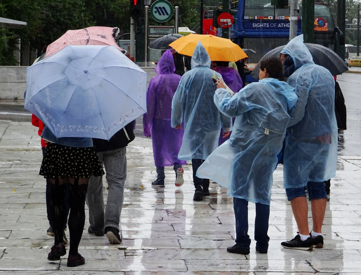 Καιρός: Λονδίνο γίναμε! Βροχές, καταιγίδες και σκόνη από την Αφρική